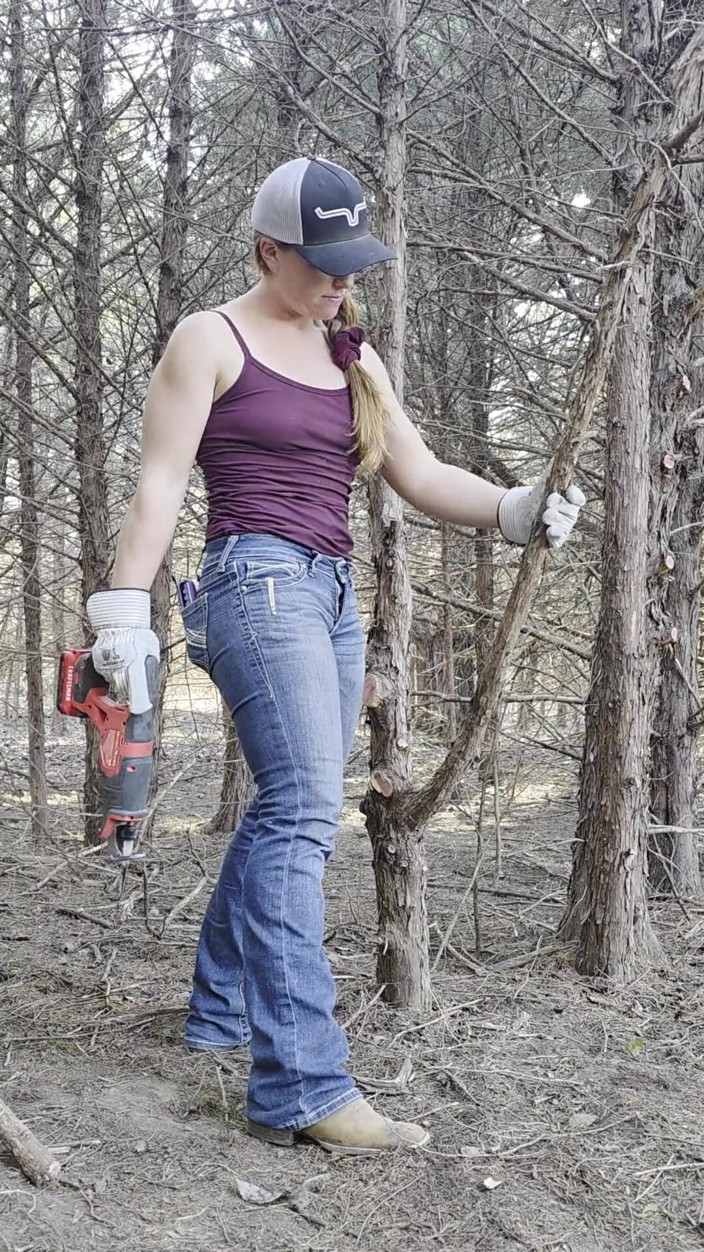 NaughtyRedFarmgirl: Руда трахає пизду в лісі, сквіртуючи по всьому тілу