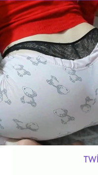 Stringi - Duży tyłek - tureckie porno - turecka milf - piesek podczas sprzątania w piżamie -