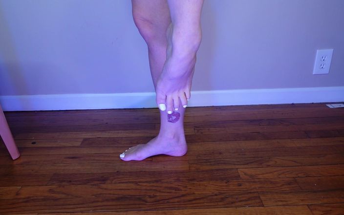 Deanna Deadly: Kalvmuskel böjer sig barfota med vita tånaglar
