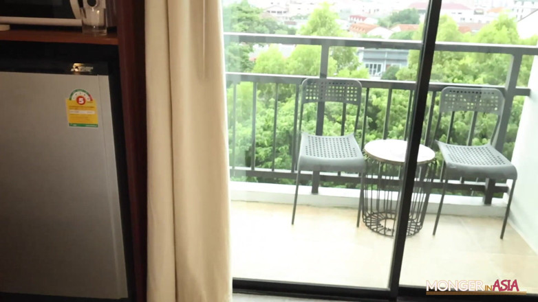 Monger In Asia: Una troia asiatica cavalca un grande cazzo bianco