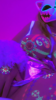Neon Glow büyük memeli maskeli ateşli kız anime inleyerek tek başına mastürbasyon yapıyor - lilykoti