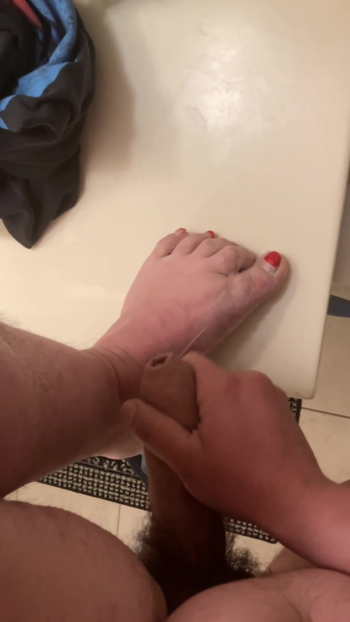 Jennysparkless: Cuming on my toes