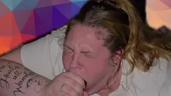 射在我继妹的嘴里，她吮吸鸡巴的嘴唇抓住了一切