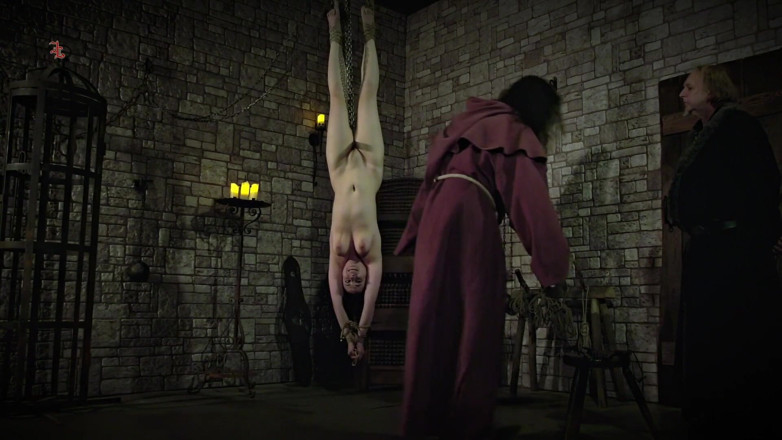 Inquisition and prison world: 疲れ果てたミルクメイドのムーイン魔女は、手首に重りをかけられて逆さまに天井まで引きずり上げられ、拷問され尋問される