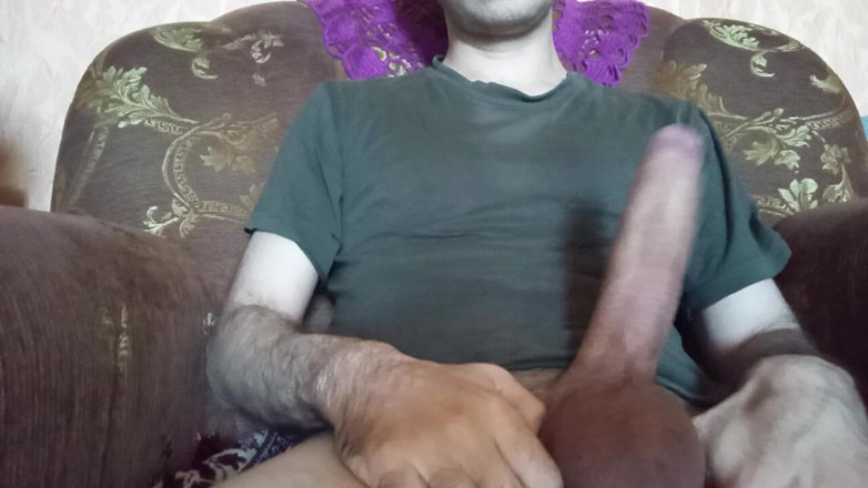 Alex Metallov: Un mec à grosse bite se branle sur la chaise
