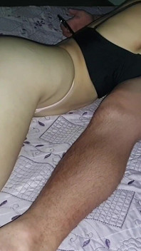 vah naram shuroo hoti hai, ham niyantran kho dete hain! mainne apne land ko sauteli bahan ki choot ke andar vaapas daal diya jab main uske pet par viry daalta hoon