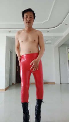 Boots Queen Boy: 赤いラテックスパンツと黒いハイヒールブーツのディック