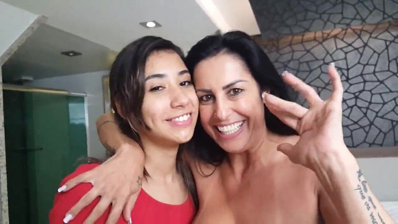 FetishKing: Caldi baci lesbici sexy miLF contro giovane ragazza