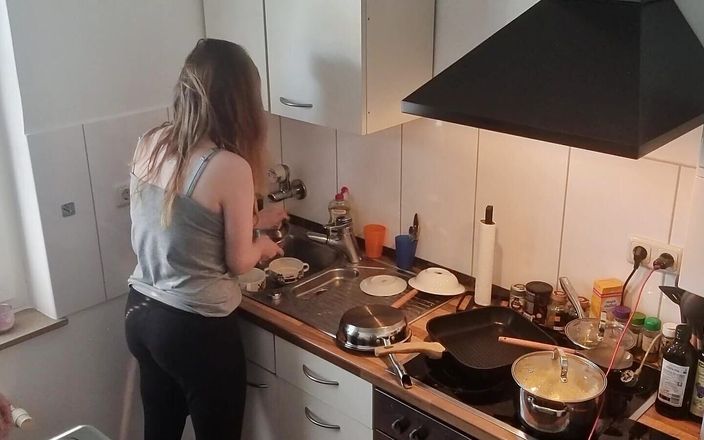 Violeta secrets: Hermanastra adolescente de 18 años follada en la cocina mientras todo...
