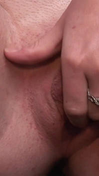 Blonde spring breaker mit dicken titten masturbiert