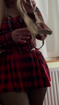 Leveranspojke levererar underkläder paketet och den heta frun försöker på stringtrosorna, de knullar hårt och sperma från den stora rövar