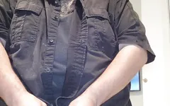 Возбужденная латина поглаживает необрезанный член
