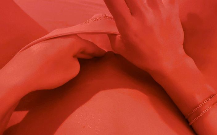 Red room dreams: Schüchternes mädchen mit einem schüchternen orgasmus