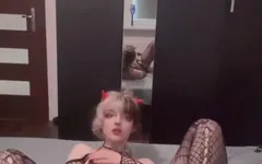 Gadis remaja imut dengan stoking jala lagi asik mainin memeknya