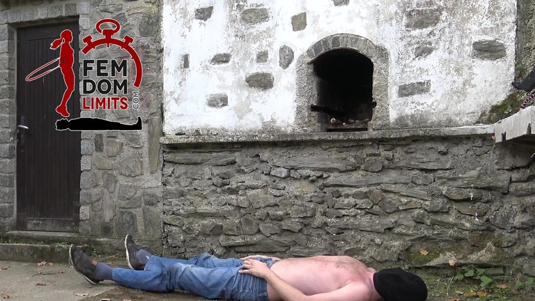 femdomlimits: Otroka Tvrdě Šlapali Gumovými Botami