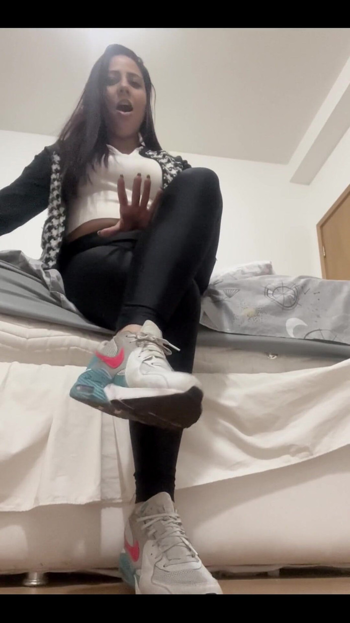 KiffaFeet: 脱掉我昨天为你穿的汗水和超级臭的运动鞋