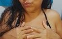 Solasexy: Dívka si hraje se svými krásnými prsy