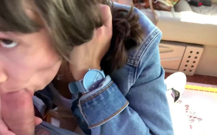 Kitty Kriss: Une pipe spontanée dans un taxi se termine par une énorme éjaculation...