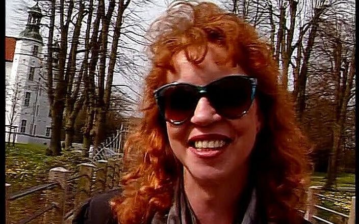 Lucky Cooch: Рыжая дама в солнцезащитных очках во время интервью