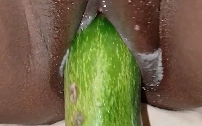Indian desi hot poja: Castravete introdus în vaginul vecinei, vaginul a fost foarte strâmt