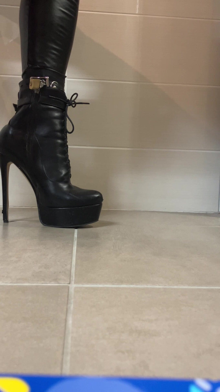 Celiasm: Chaussette Latex Enfermé Dans Haut Talon