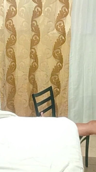 Minha madrasta gosta de ver minha namorada e meia-irmã chuparem pau