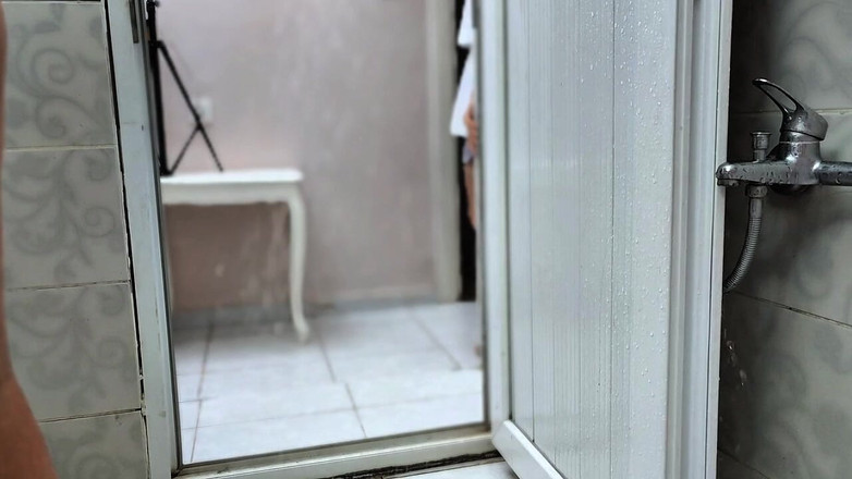 Nadia Nada: 남친과 화장실에서 섹스하는 18살 모로코 여성; 그는 거기있는 동안 화장실에 들어가는 그녀