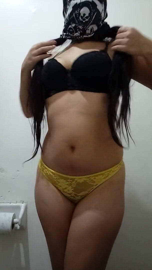 Bricicristal: Celana dalam thong kuning seksi