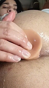 Duże dildo pęka mi dziewiczy tyłek
