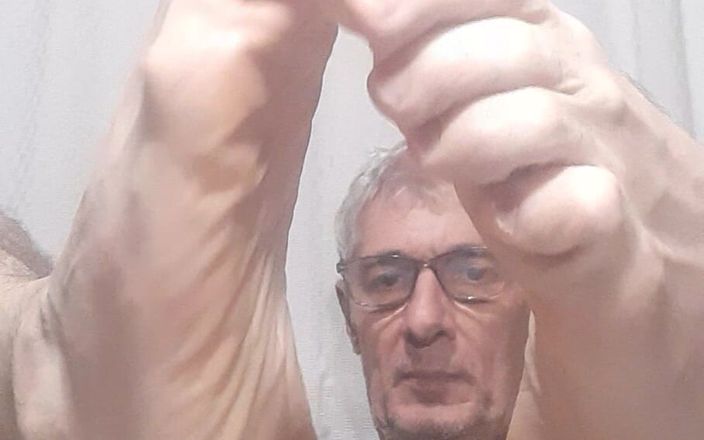 Big uncut hard cock: Крупним планом мої ноги