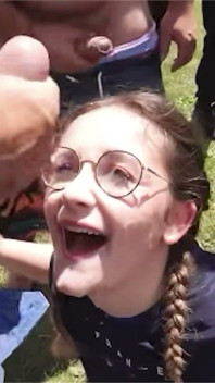 Šprtská dívka polyká dávky během sezení na pejsku