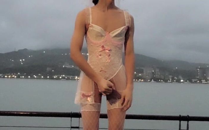 NotAFuta: Novia exhibicionista se corre en la calle