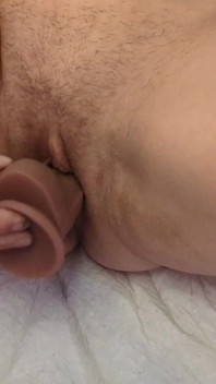 Dildo v kundičce z jiného úhlu
