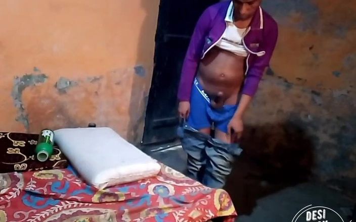 Indian desi boy: Un Indien seul à la maison se déshabille complètement