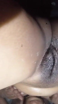 Une MILF du club se prépare à se faire pénétrer par le trou, partie 2