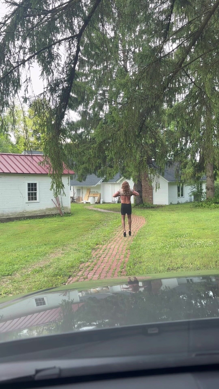 Orlandi480: Chůze a pózování venku během dne