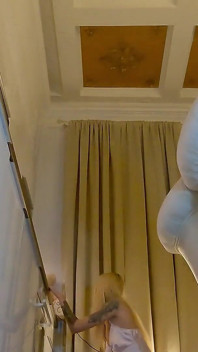 Ateşli ve seksi minyon sarışın kız arkadaşını moda denemesine sokuyor mutfakta porno çekimine dönüşüyor