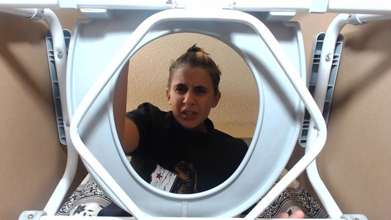 Abby Anna: トイレを破壊する吐き気を催すガス状のオナラ