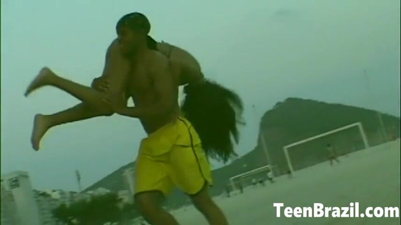 Teen Brazil: Dünnes brasilianisches teenie-mädchen bekommt analsex