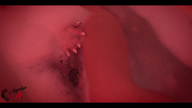 AnGelya G: Una chica con una figura excelente se divierte en el...