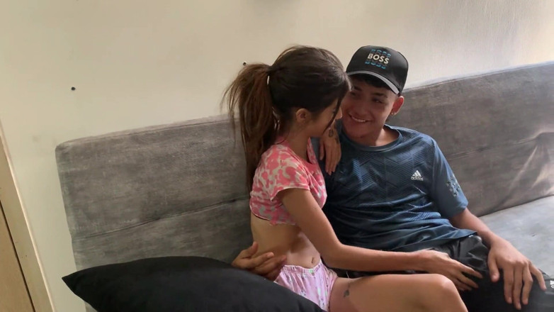 TUflacasex123: Chị kế của tôi cho tôi một số nụ hôn...