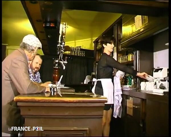 Rue Chaude: Carole, șeful barului, în grup în șorțul ei mic alb!