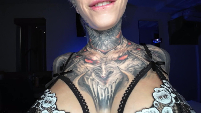 Mr LDN Lad: Une Nana Gothique Complètement Tatouée Se Fait Baiser Comme Elle...