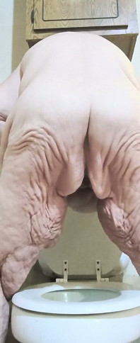 Si les mecs peuvent le faire, alors je le peux aussi, je vais squirter dans les toilettes aussi