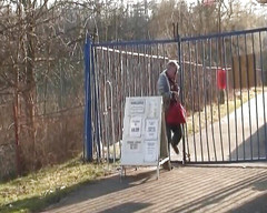 Enjoy German porn: Krásná německá teenagerka dostane nastříkáno starým chákem na veřejnosti