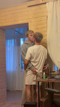 Parte 1: Twink chamou um amigo para enquanto seu namorado está descansando