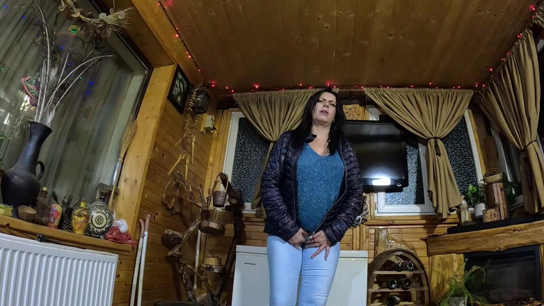 MilfyCalla: Stydké Pysky MILF Tančí, Škádlí a Čůrá V Jejích Džínách - Mokrá Fetiš...