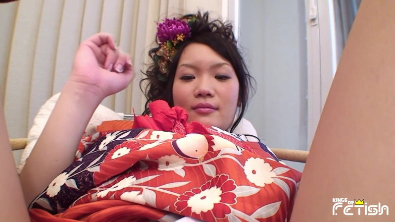 Pure Japanese adult video ( JAV): Hezká japonská teenagerka uspokojí svou kundičku s různými hračkami od...