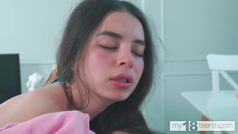 My 18 Teens: My18teens - fată drăguță s-a entuziasmat de o poveste sexuală și și-a tachinat...