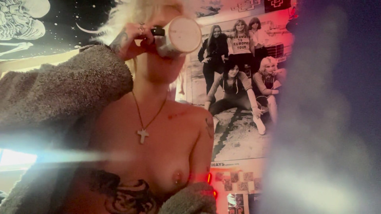 Glitterqueen1999: Riesin wird am morgen beim masturbieren von einem kleinen mann...
